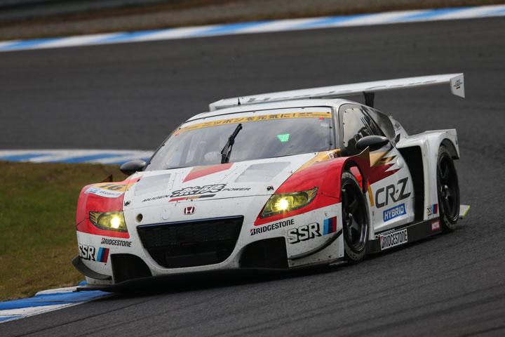 2位に入りGT300クラスのチャンピオンを決めた武藤英紀／中山友貴組（MUGEN CR-Z GT）