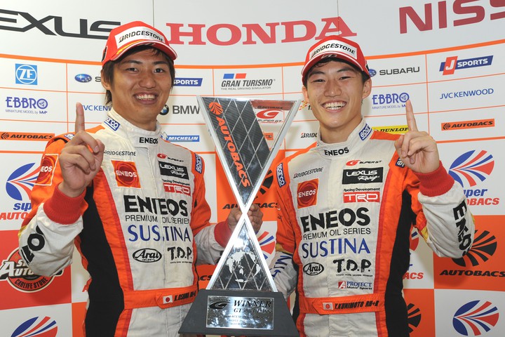 決勝フォトセッション: GT500クラス優勝のドライバー