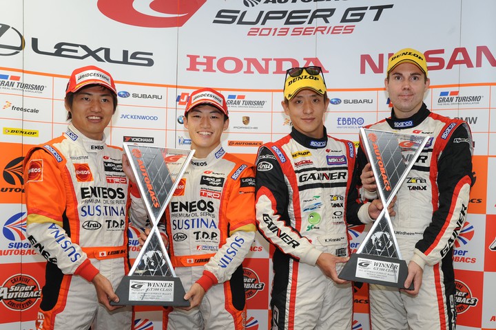 決勝フォトセッション: 両クラスの優勝ドライバーたち