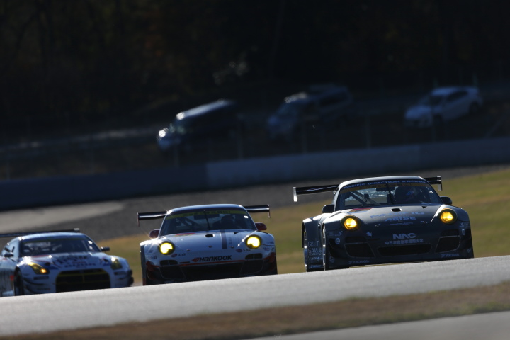 スーパーGT300クラス第1レース公式予選: 横幕ゆぅ（NAC攻殻機動隊ARISE DR ポルシェ）