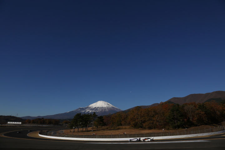 スーパーGT300クラス第2レース公式予選: 富士山をバックに100Rをゆく