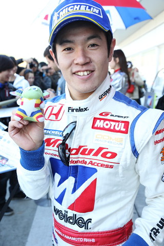 ピットウォーク: 山本尚貴（SF:TEAM 無限／GT500:ウイダー モデューロ HSV-010）