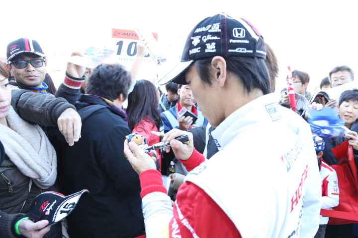 ピットウォーク: 佐藤琢磨（TEAM 無限）