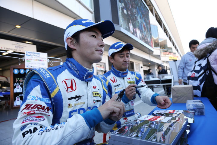 ピットウォーク: 中嶋大祐／道上龍組（GT500:Epson HSV-010）