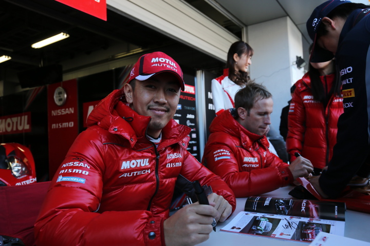 ピットウォーク: ロニー・クインタレッリ／柳田真孝組（GT500:MOTUL AUTECH GT-R）