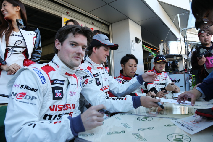 ピットウォーク: アレックス・バンカム／ルーカス・オルドネス組（GT300:NISMO ATHLETE GT-R GT3）