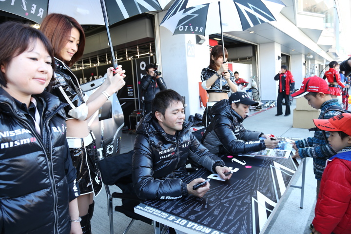 ピットウォーク: 関口雄飛／本山哲組（GT500:REITO MOLA GT-R）