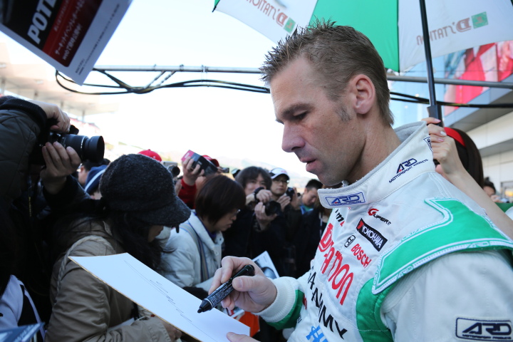 ピットウォーク: ミハエル・クルム（GT500:D'station ADVAN GT-R）