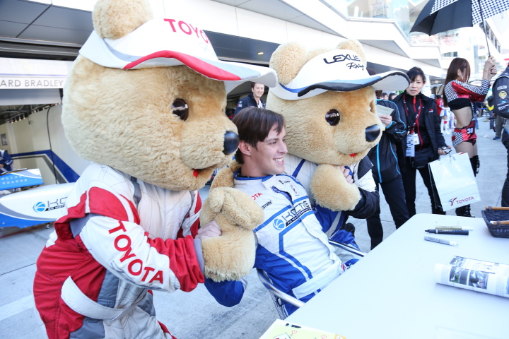 ピットウォーク: 両手にくま、リチャード・ブラッドレ―（KCMG）