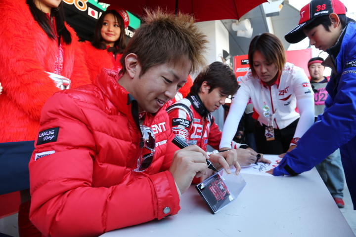 ピットウォーク: 立川祐路／平手晃平組（GT500:ZENT CERUMO SC430）