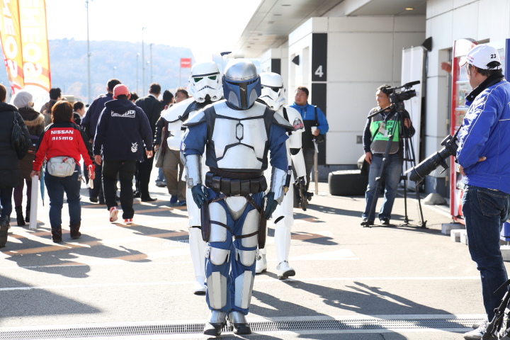 パドックを闊歩するスターウォーズ帝国軍、トルーパー軍団