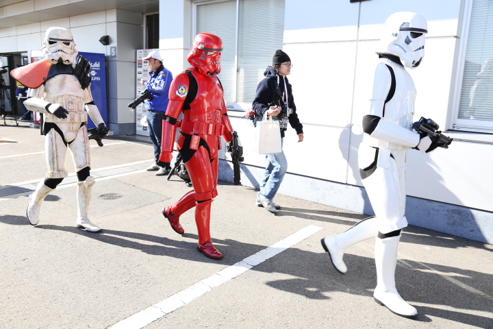 パドックを闊歩するスターウォーズ帝国軍、トルーパー軍団