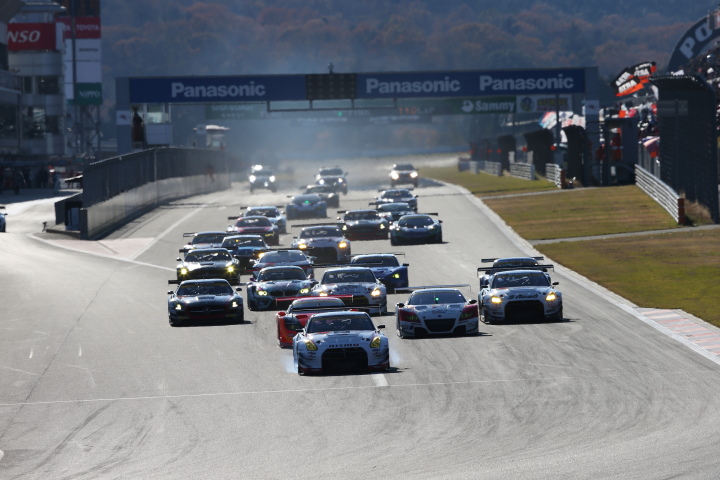 スーパーGT300クラス第1レース決勝: 22周の決勝レースがスタートした
