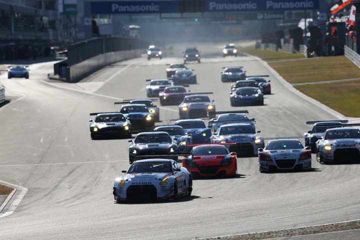 スーパーGT300クラス第1レース決勝: 22周の決勝レースがスタートした
