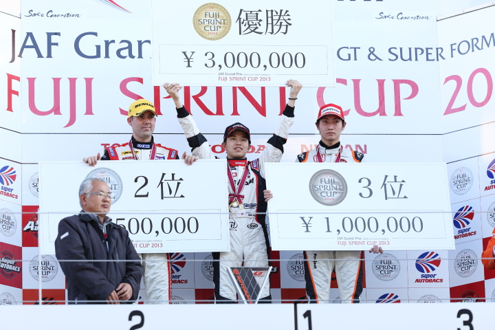 スーパーGT300クラス第1レース決勝: 表彰式:優勝・佐々木大樹、2位ビヨン・ビルドハイム、3位小林崇志