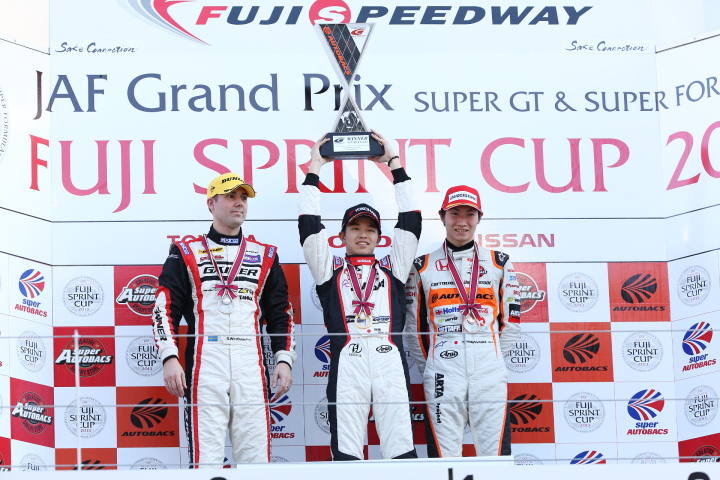 スーパーGT300クラス第1レース決勝: 表彰式:優勝・佐々木大樹、2位ビヨン・ビルドハイム、3位小林崇志