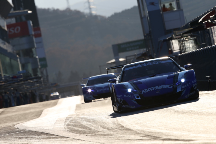 スーパーGT500クラス第1レース決勝: グリッドに向けピットアウトする小暮卓史（RAYBRIG HSV-010） 伊沢拓也（GT500:RAYBRIG HSV-010）