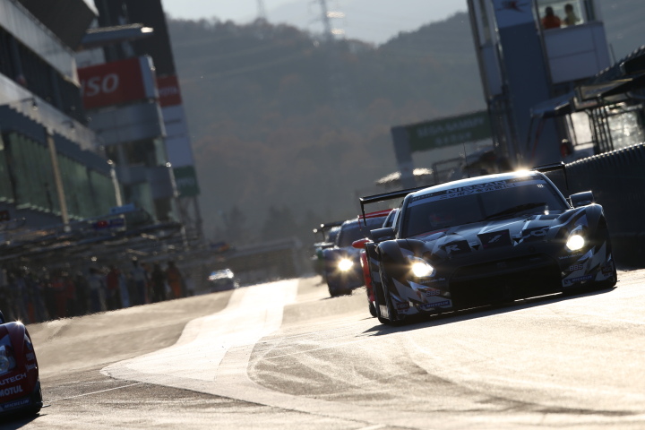 スーパーGT500クラス第1レース決勝: グリッドに向けピットアウトする関口雄飛（REITO MOLA GT-R）