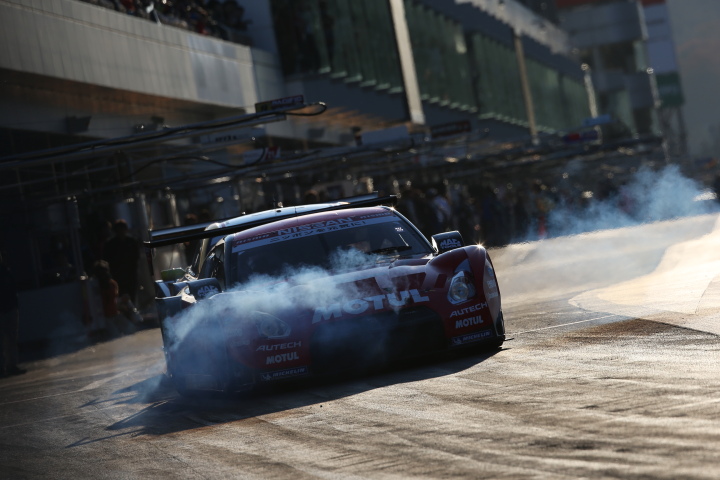 スーパーGT500クラス第1レース決勝: スタート練習を行うロニー・クインタレッリ（MOTUL AUTECH GT-R）