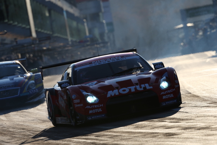 スーパーGT500クラス第1レース決勝: グリッドに向けピットアウトするロニー・クインタレッリ（MOTUL AUTECH GT-R）