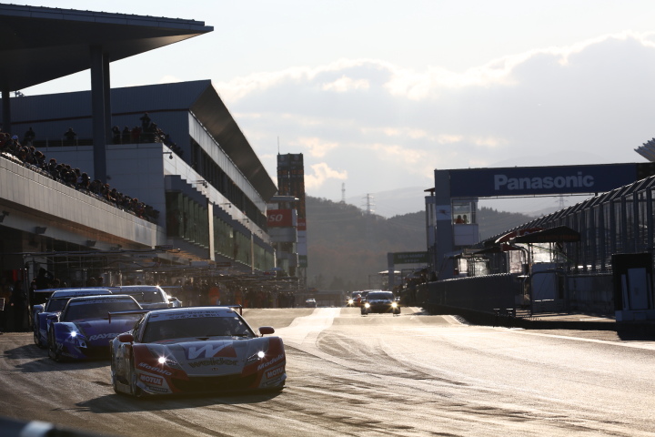 スーパーGT500クラス第1レース決勝: グリッドに向けピットアウトする山本尚貴（ウイダー モデューロ HSV-010）