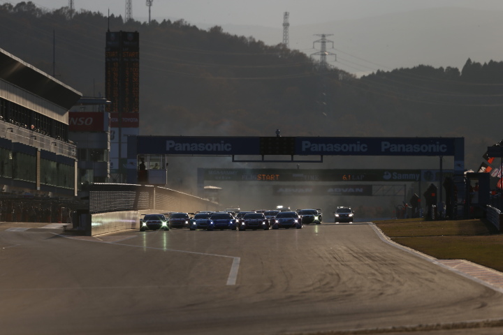 スーパーGT500クラス第1レース決勝: 22周の決勝レースがスタートした
