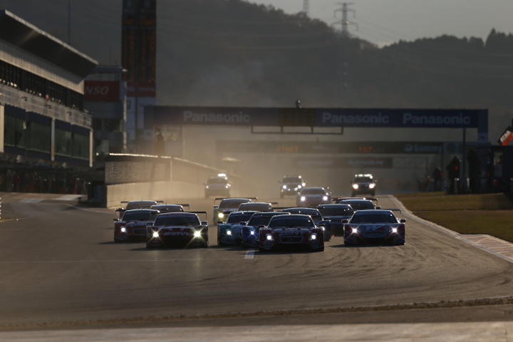 スーパーGT500クラス第1レース決勝: 22周の決勝レースがスタートした