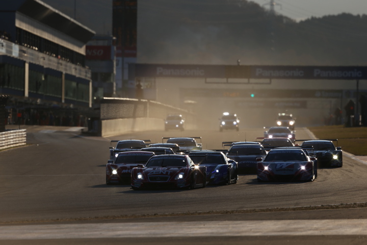 スーパーGT500クラス第1レース決勝: 22周の決勝レースがスタートした