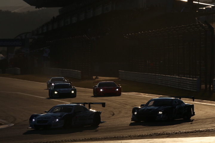 スーパーGT500クラス第1レース決勝: アンドレア・カルダレッリ vs 関口雄飛