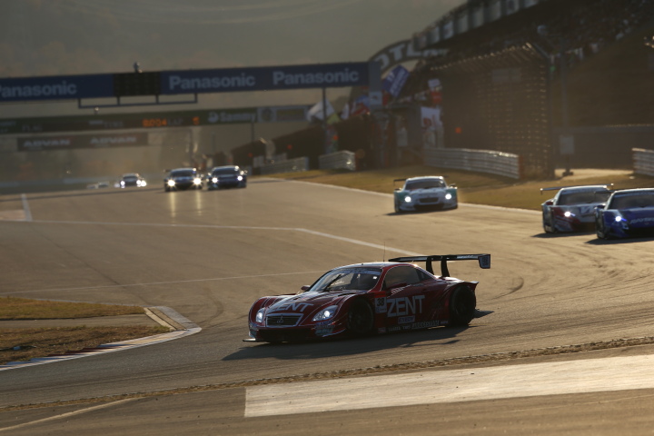 スーパーGT500クラス第1レース決勝: 立川祐路（ZENT CERUMO SC430）