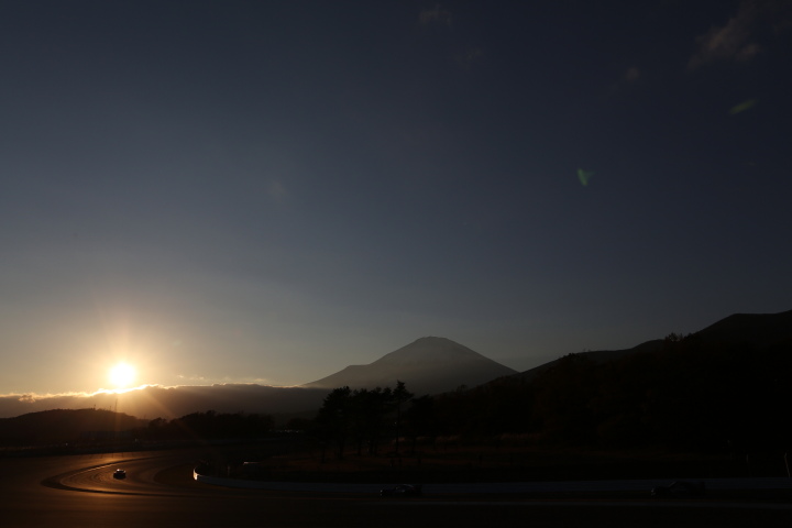 スーパーGT500クラス第1レース決勝: 富士山をバックに夕日が沈む