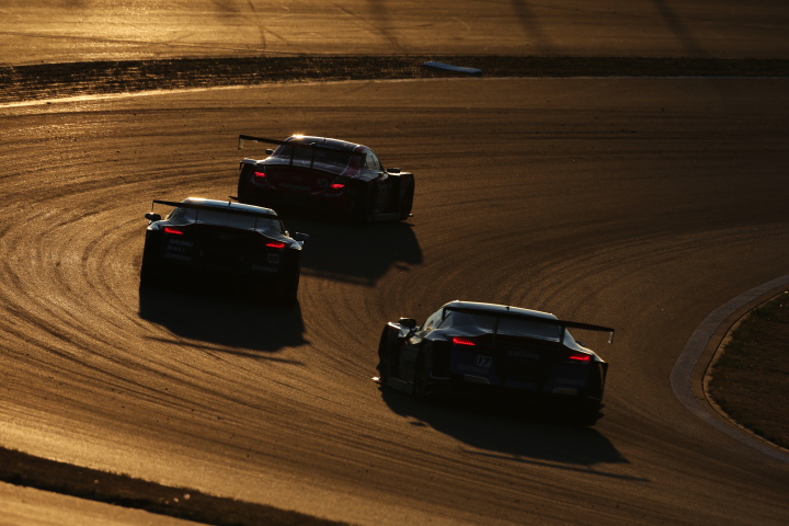 スーパーGT500クラス第1レース決勝: 立川祐路、小暮卓史、塚越広大三つどもえの争い