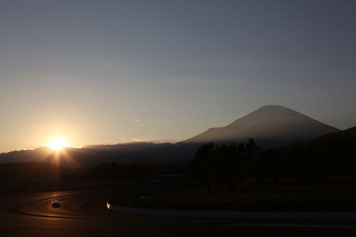 スーパーGT500クラス第1レース決勝: 富士山をバックに夕日が沈む