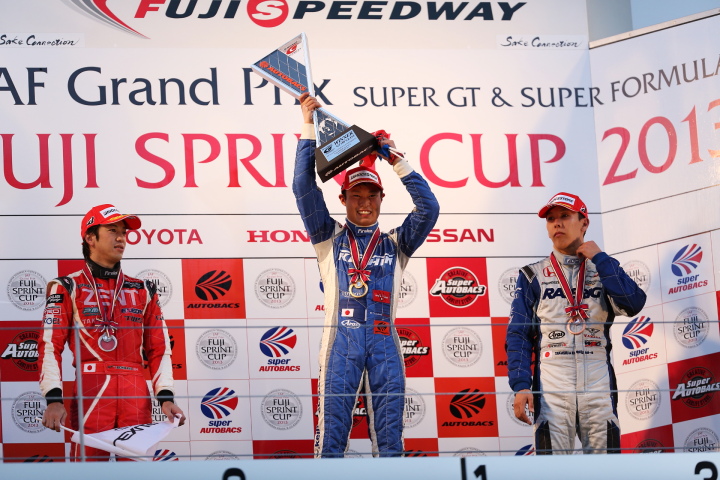 スーパーGT500クラス第1レース決勝: 表彰式:優勝塚越広大、2位立川祐路、3位小暮卓史