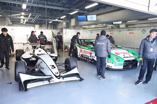 パレード: SF:Swift SF14（安田裕信）、GT500:D'station ADVAN GT-R（安田裕信／ミハエル・クルム組）