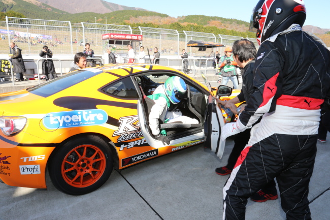 レジェンドカップ: 羽根幸浩から近藤真彦にドライバーチェンジ