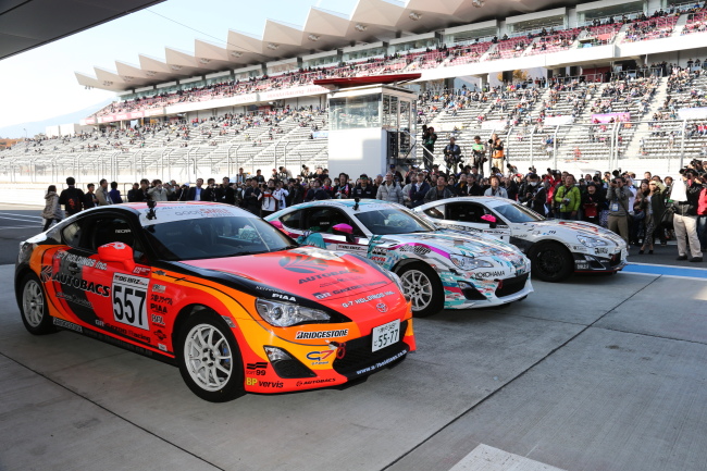 レジェンドカップ: パルクフェルメに並べられた上位3台のマシンたち