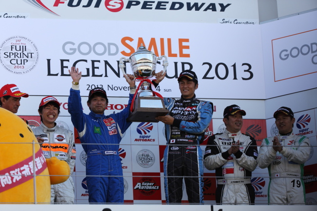 レジェンドカップ: 表彰式:優勝・谷口信輝／片山右京組、2位・大西隆生／鈴木亜久里組、3位・吉本明／黒沢琢弥組