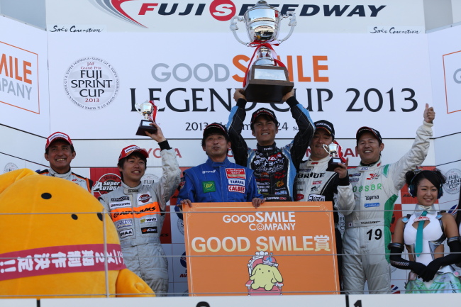 レジェンドカップ: 表彰式:優勝・谷口信輝／片山右京組、2位・大西隆生／鈴木亜久里組、3位・吉本明／黒沢琢弥組