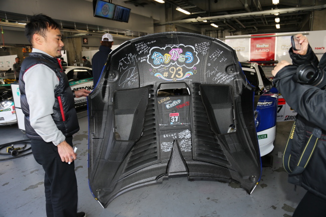 KeePer TOM'S SC430のボンネット裏の寄せ書き