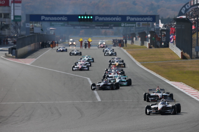 スーパーフォーミュラ決勝: フォーメーションラップがスタートした