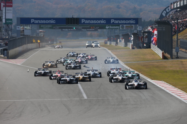 スーパーフォーミュラ決勝: 22周の決勝レースがスタートした