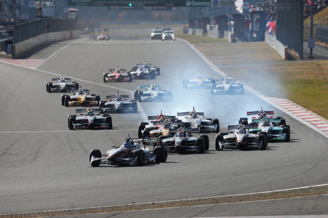 スーパーフォーミュラ決勝: 22周の決勝レースがスタートした