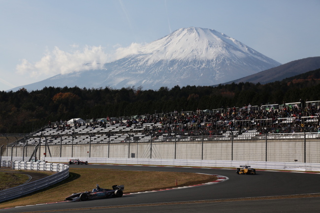 スーパーフォーミュラ決勝: トップを快走する国本雄資（P.MU/CERUMO·INGING）