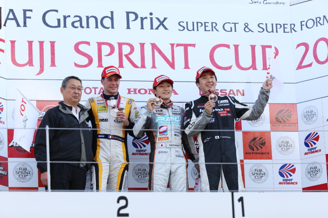 スーパーフォーミュラ決勝: 表彰式:優勝・国本雄資、2位・ロイック・デュバル、3位・松田次生