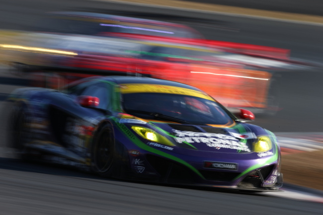 スーパーGT300クラス第2レース決勝: 加藤寛規（エヴァRT初号機アップルMP4-12C）