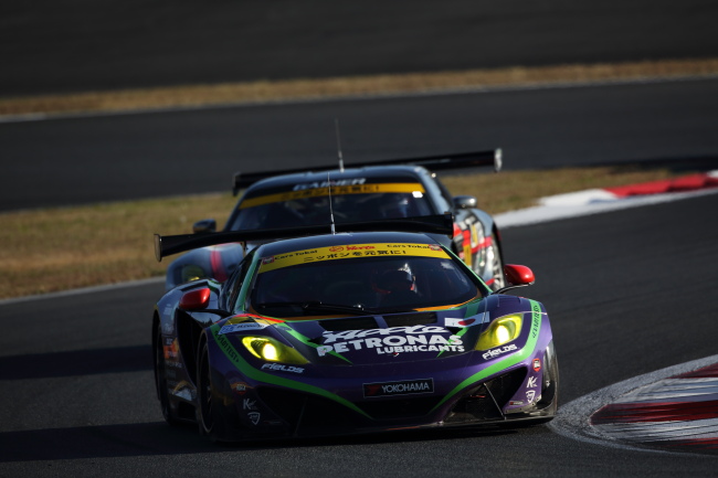 スーパーGT300クラス第2レース決勝: 加藤寛規（エヴァRT初号機アップルMP4-12C）
