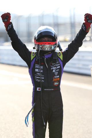 スーパーGT300クラス第2レース決勝: 優勝した加藤寛規（エヴァRT初号機アップルMP4-12C）