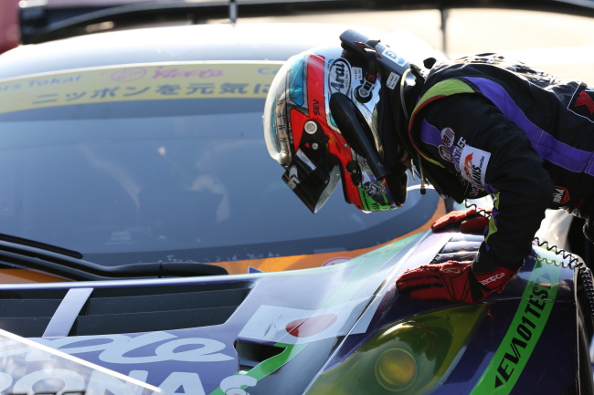 スーパーGT300クラス第2レース決勝: 優勝した加藤寛規（エヴァRT初号機アップルMP4-12C）