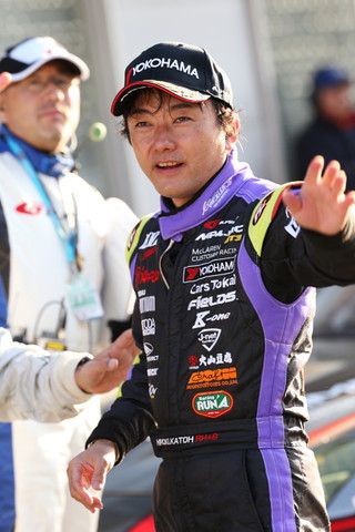 スーパーGT300クラス第2レース決勝: 優勝した加藤寛規（エヴァRT初号機アップルMP4-12C）